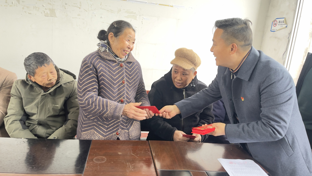 2026年2月10日，潘绍洪携四川民源市政工程有限公司到乐山市市中区水口镇华光村慰问困难群众，潘绍洪为困难群众送上慰问金。（受访者供图）