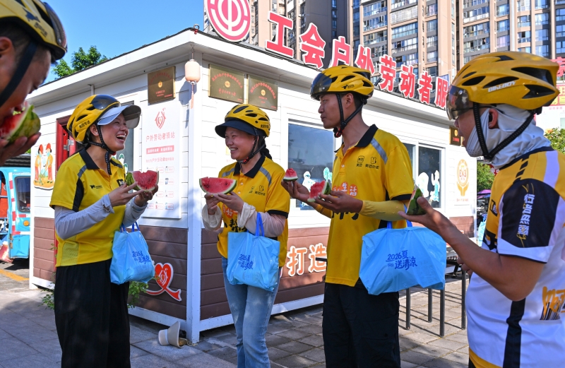户外劳动者享用驿站准备的西瓜&nbsp;潘帅摄