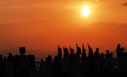 广元望远山迎来夏日观日热潮 游客清晨登顶共赏云海日出