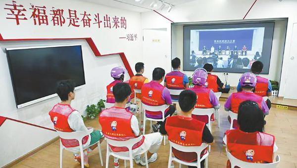 四川“小牛哥” 从一个人到一群人 车轮上守护烟火城市