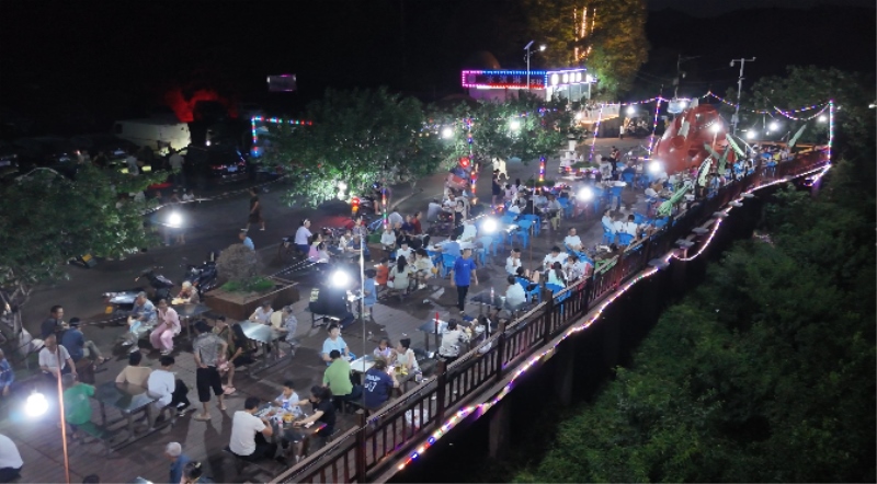 梅湾湖夜晚人头攒动 刘丁源摄