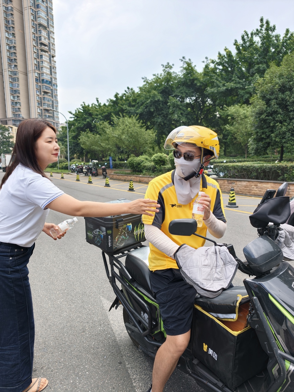 美团外卖员接过爱心水