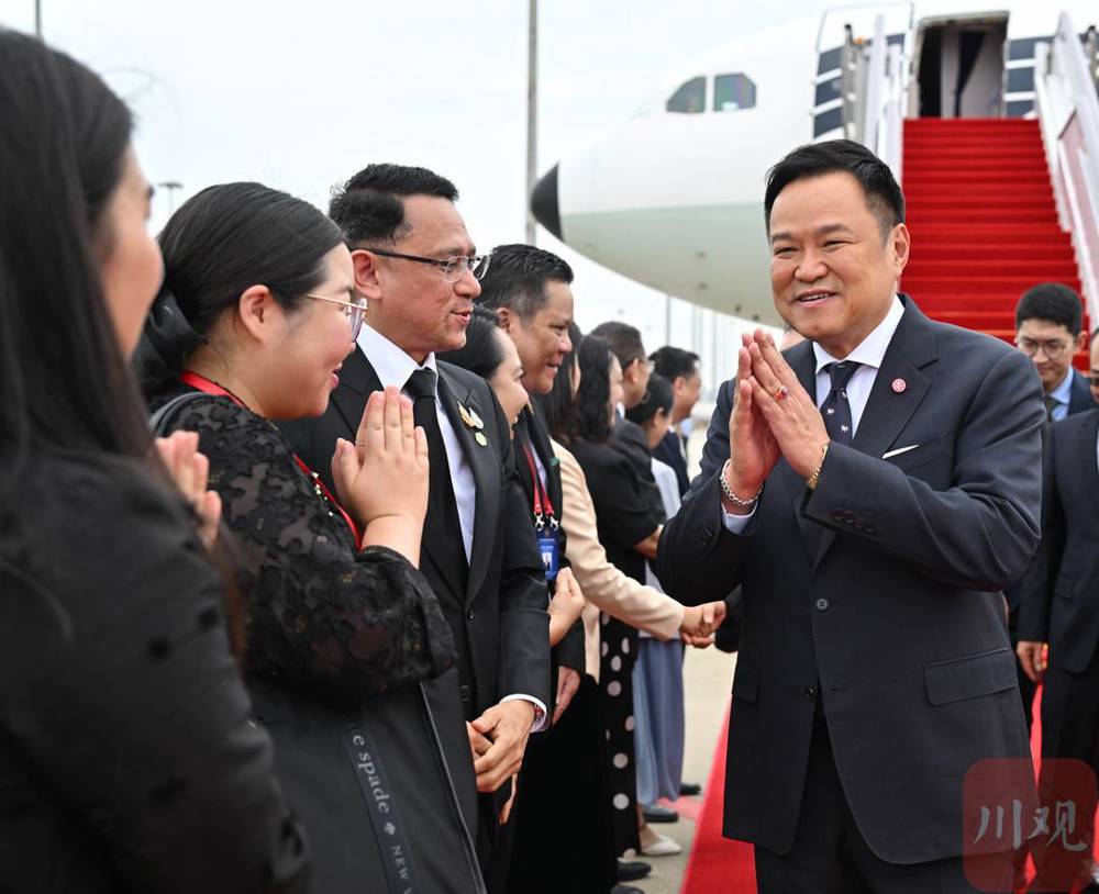 7月18日11时30分许，泰国总理阿努廷和夫人抵达成都双流国际机场，开启访川之行。这是阿努廷就任后首次访华。肖雨杨 摄