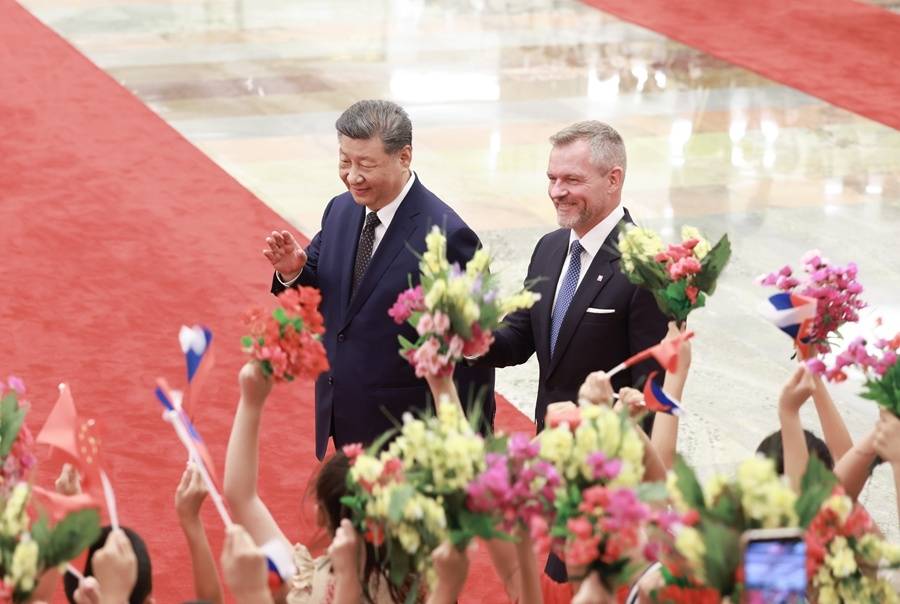七月二十八日上午，国家主席习近平在北京人民大会堂同来华进行国事访问的斯洛伐克总统佩列格里尼举行会谈。这是会谈前，习近平在人民大会堂北大厅为佩列格里尼举行欢迎仪式。　　新华社记者 丁 林摄