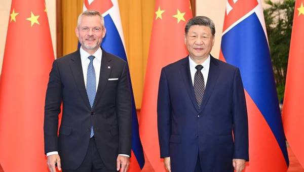 习近平同斯洛伐克总统佩列格里尼会谈