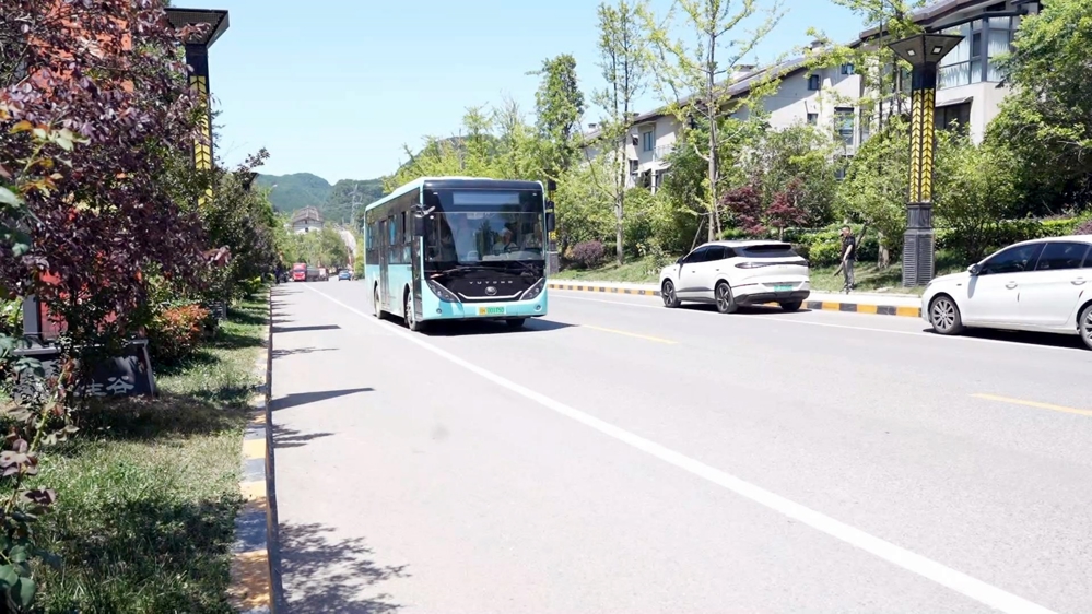 奔忙在曾家山道路上的环线公交车