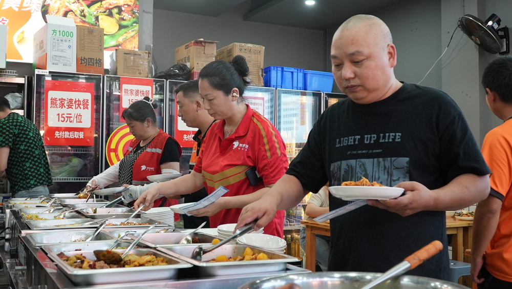犍为县总工会“暖心餐”现场