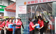 江油市女企业家为“爱心冰柜”续航