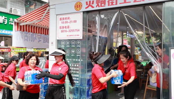 江油市女企业家为“爱心冰柜”续航