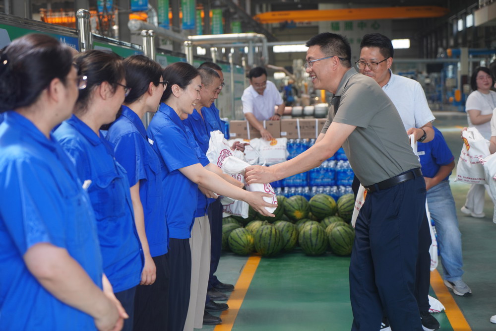 乐山市总工会党组书记、常务副主席郑强带队送清凉