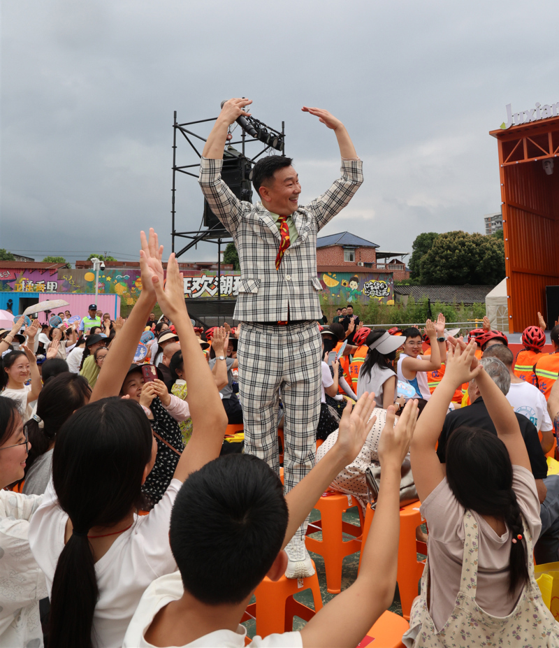 笑星张旭东走下舞台和观众互动（陈静 摄）