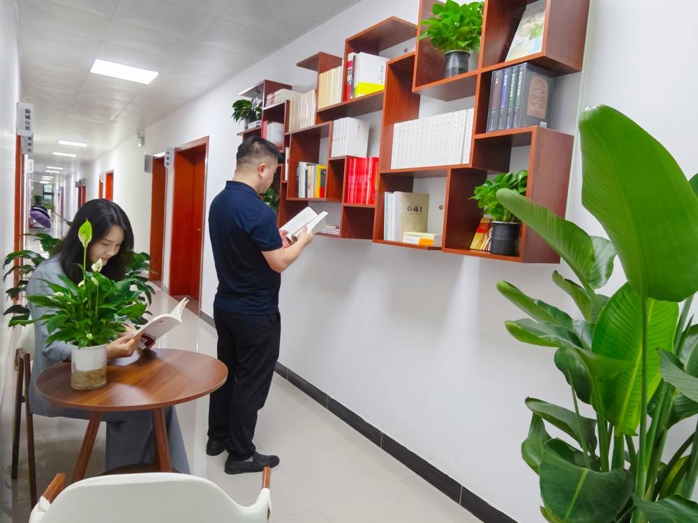 图，该公司打造的开放式“小曌书架”