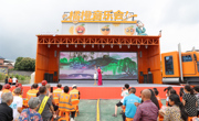 巴蜀笑星张旭东（叮当）带队“送戏下乡”，丹棱橘香里看杂技听清音