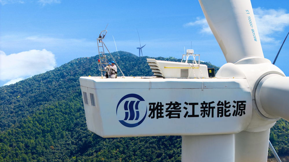 腊巴山风电运维人员出舱作业维护设备稳定运行