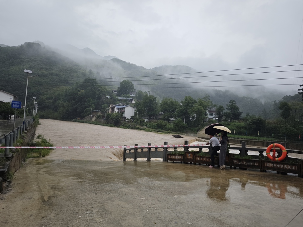云雾山镇中坝村村干部拉好警戒带，并在河边备好救生装备