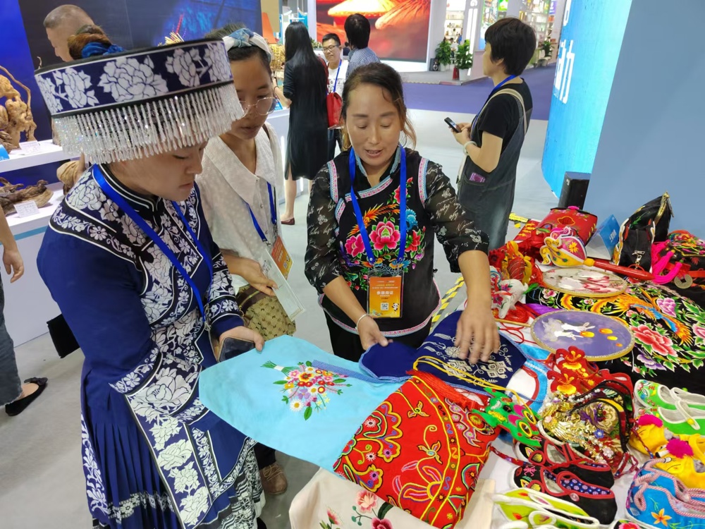 宣汉非遗刺绣走进展会