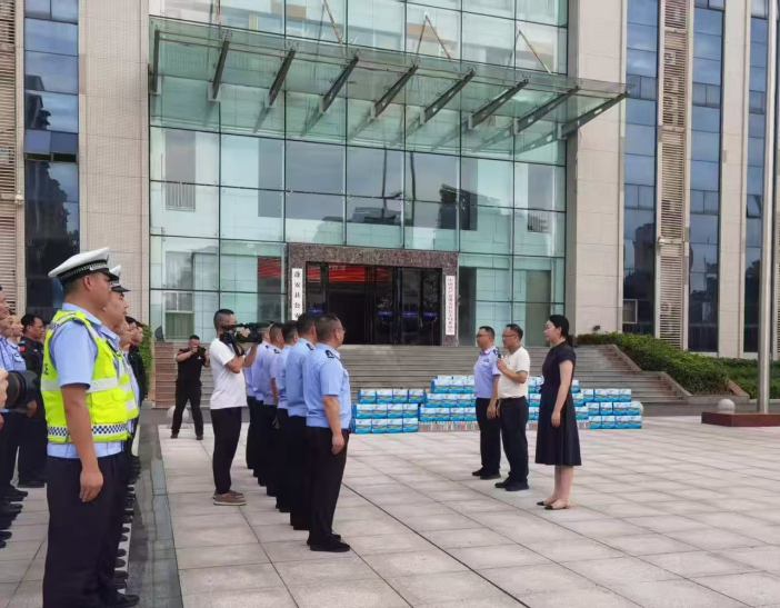 图为县委书记唐方春慰问公安系统职工