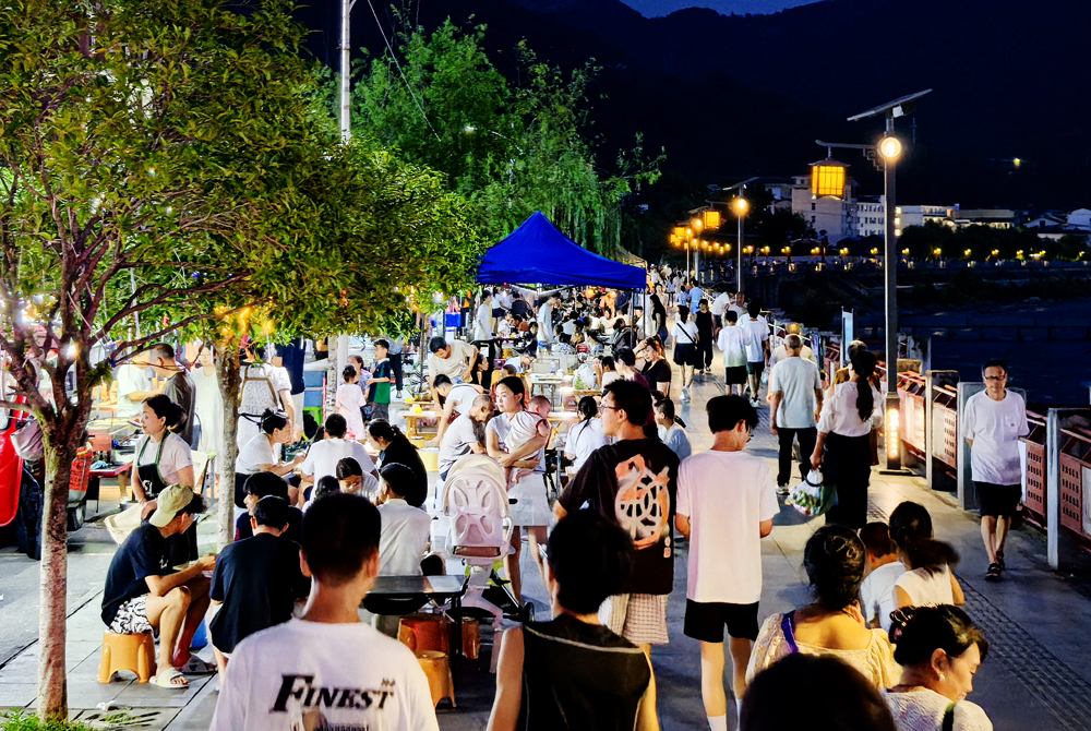清凉相伴的河堤夜市