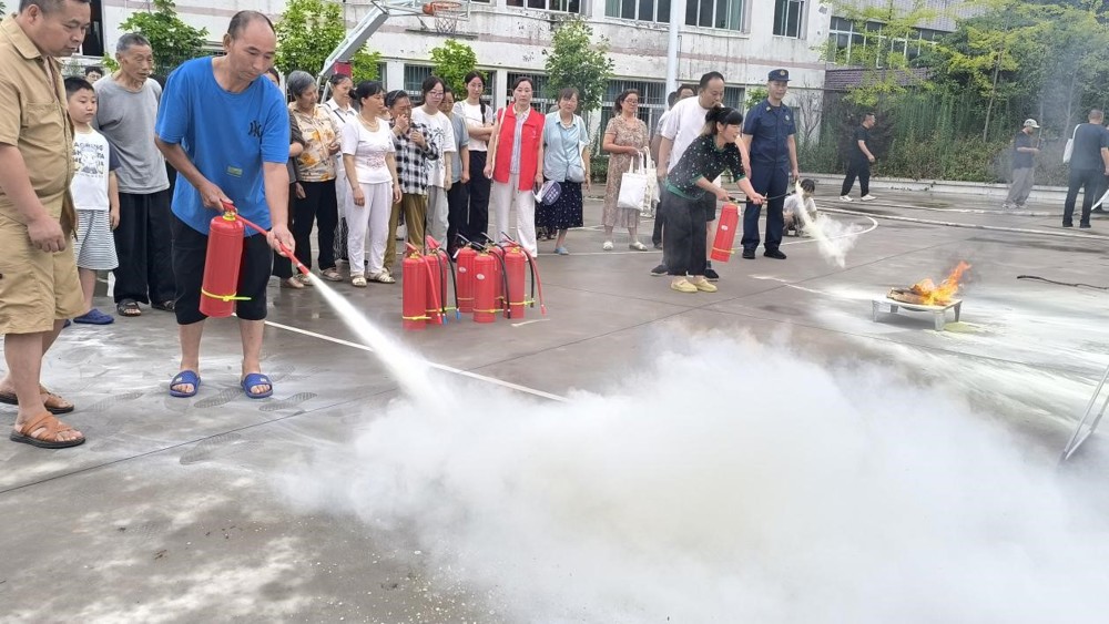 &nbsp; &nbsp; &nbsp; &nbsp; &nbsp; &nbsp; &nbsp; &nbsp; &nbsp; &nbsp; &nbsp; &nbsp; &nbsp; &nbsp; &nbsp; &nbsp; &nbsp; &nbsp; &nbsp; &nbsp; &nbsp; &nbsp; &nbsp; &nbsp; &nbsp;群众参与灭火器实操比赛