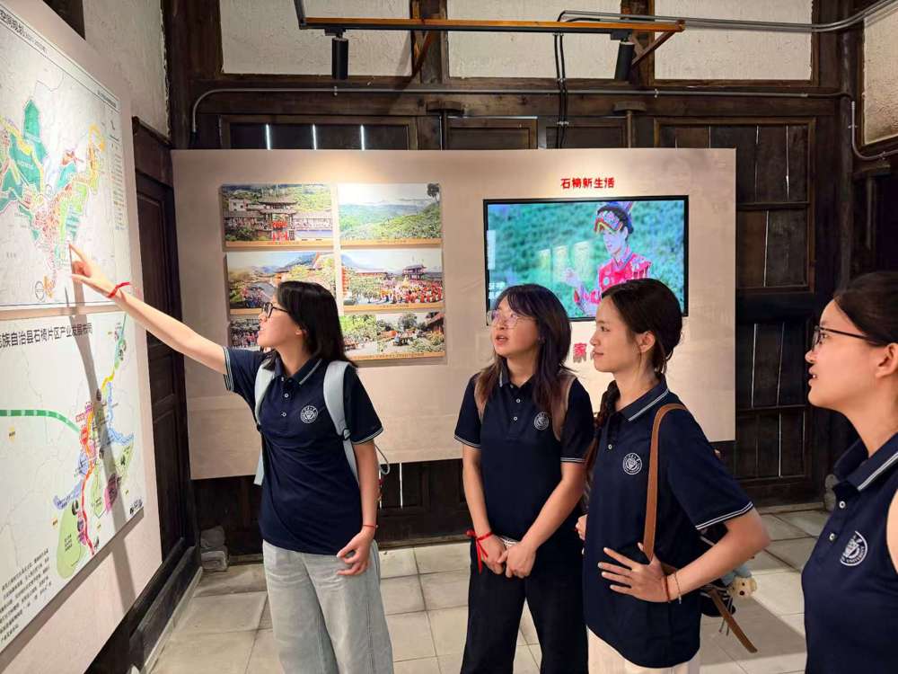 实践团参观石椅村村史馆