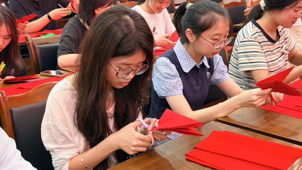 图为学员在非遗剪纸夜校沉浸式体验剪纸技艺