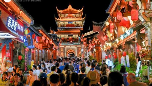 火把节前四天超44万人次赴约！2026建昌古城火把节人潮如炬