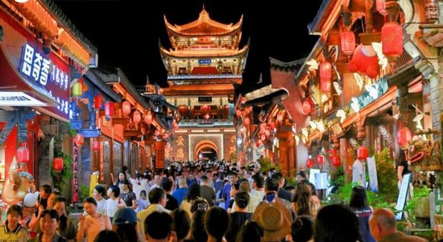 火把节前四天超44万人次赴约！2026建昌古城火把节人潮如炬