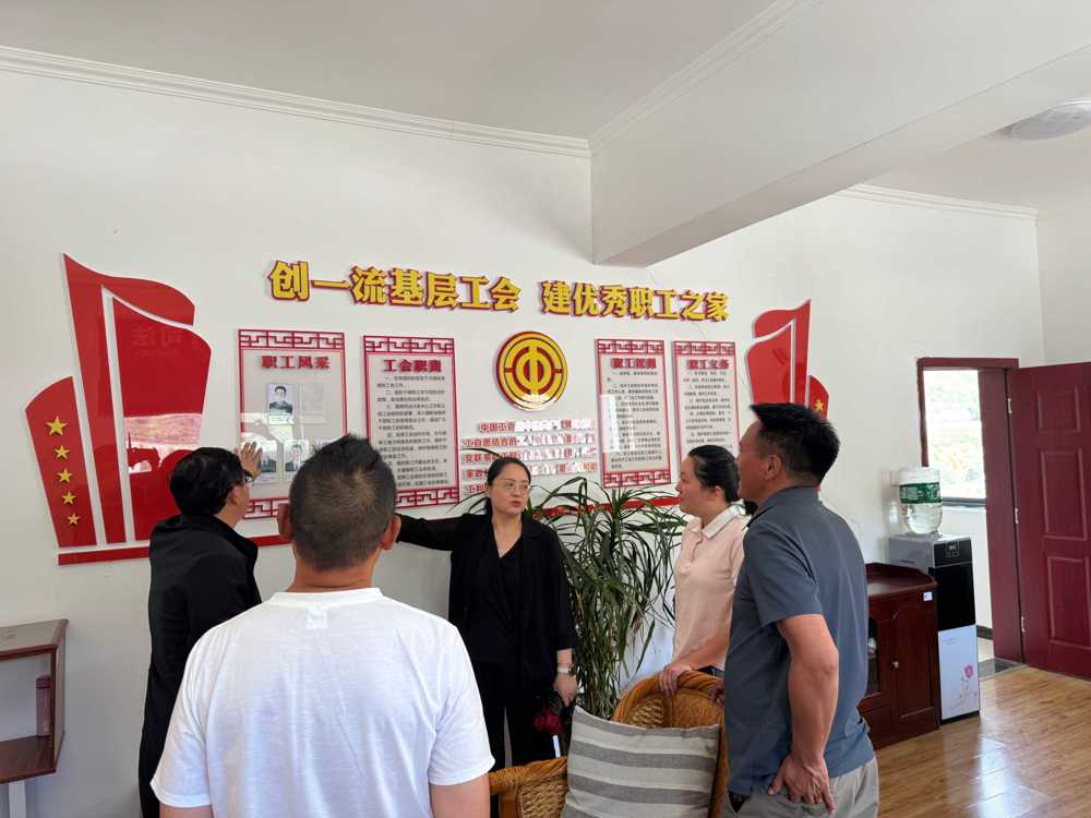 调研组一行实地走访职工之家（甘孜工会供图）