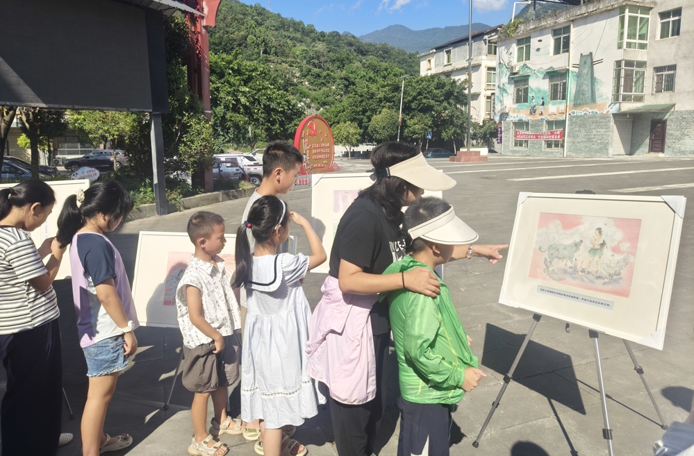 亲子观看“大禹传奇”主题画展