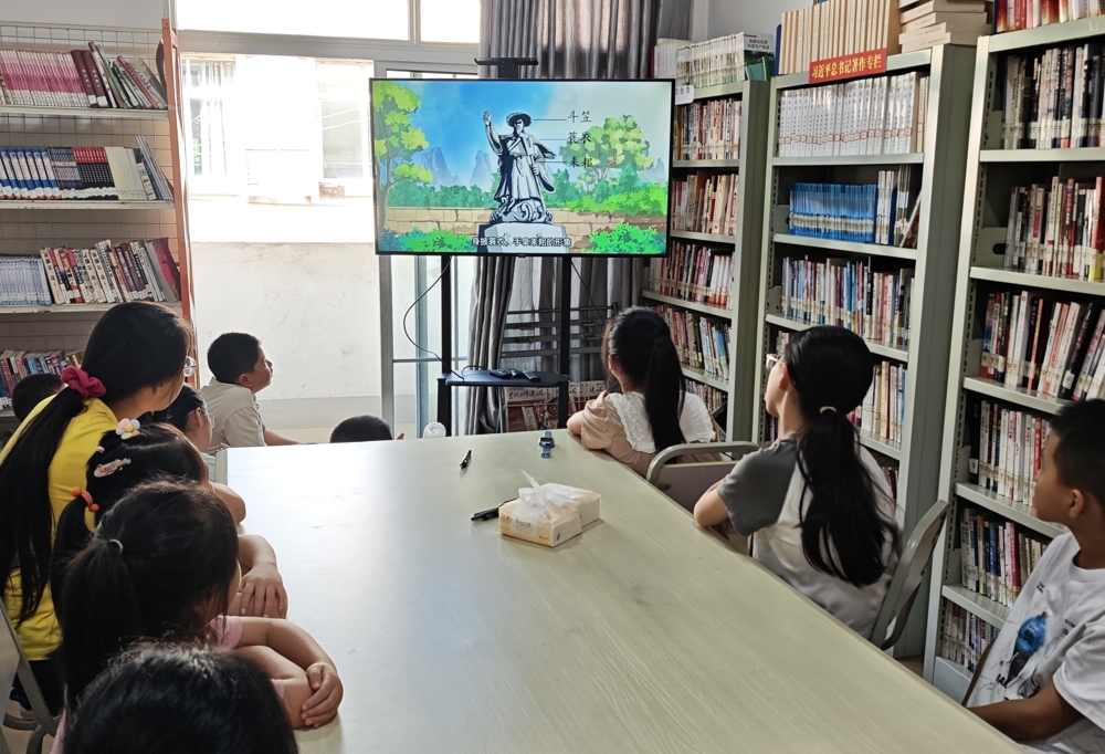 孩子们观看“大禹十法”动漫视频