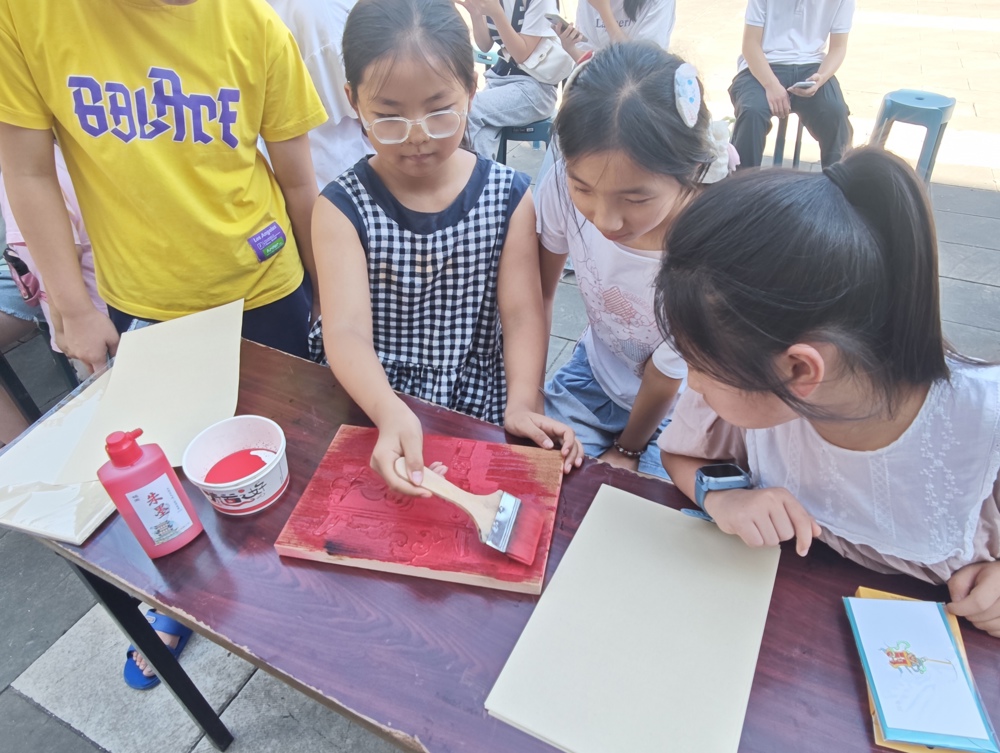 孩子们体验手工拓印