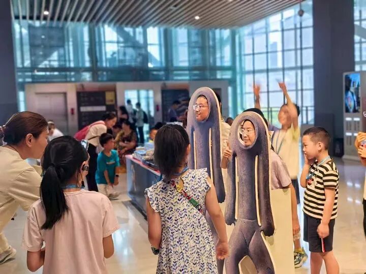孩子们在博物馆打卡拍照
