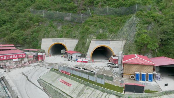 泸石高速得妥隧道右洞贯通 全线预计2027年底建成通车