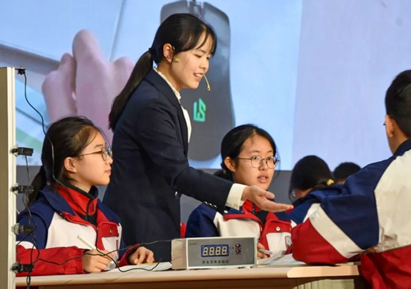 邵彬彬正给学生们上课&nbsp;潘帅摄