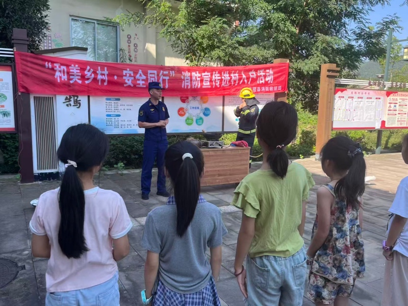 孩子在专业指导下学习消防技能