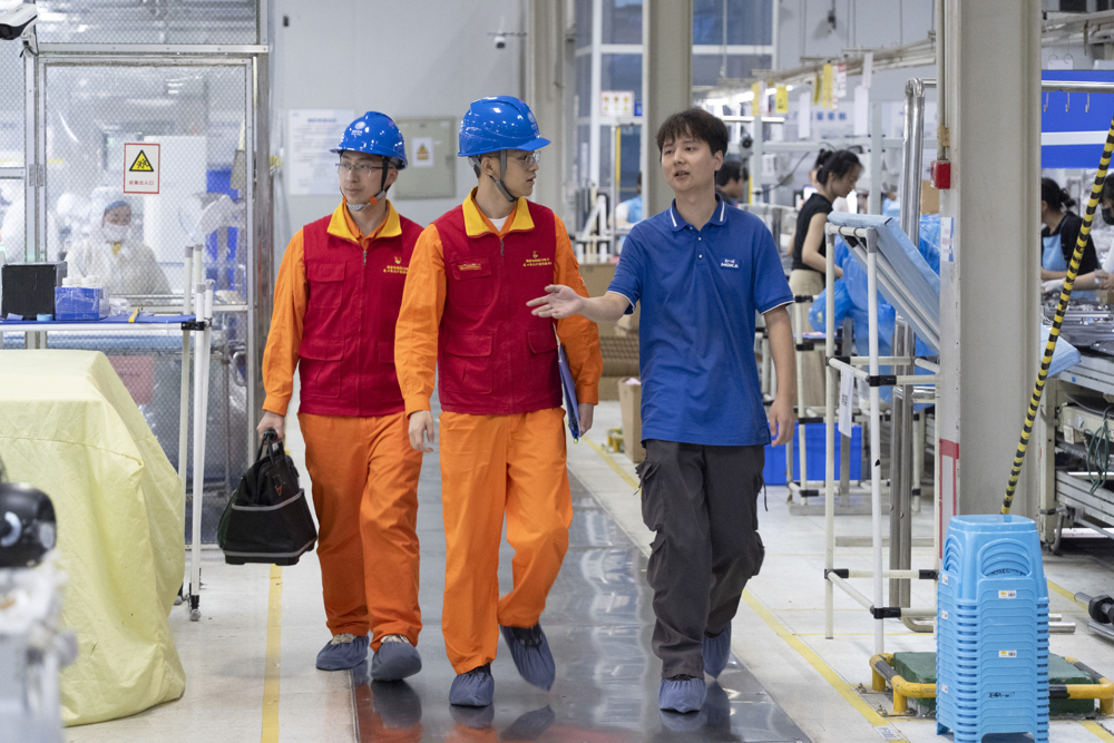 8月6日，国网四川电力成都高新连心桥共产党员服务队队员走访TCL园区生产线 田海 摄
