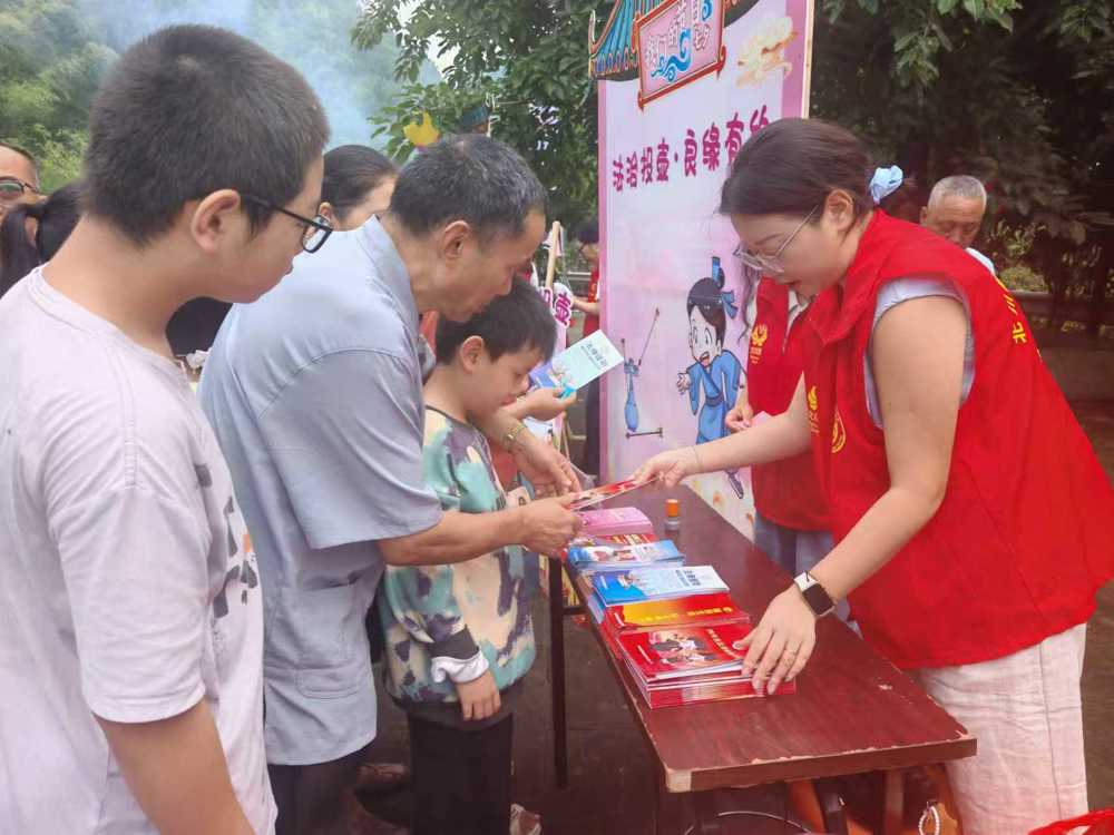 志愿者在游园区开展普法互动活动