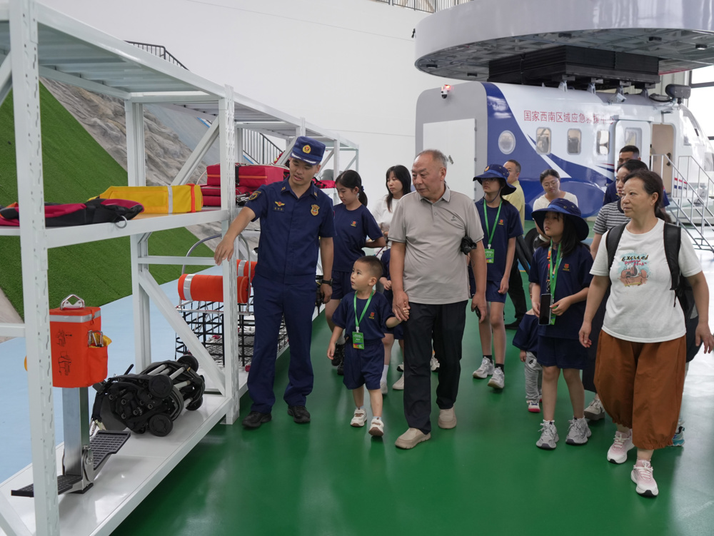 8月17日，四川成都，家属和孩子们参观航空救援装备。JPG