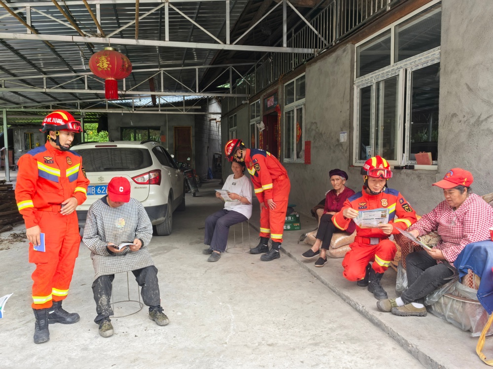 向临山群众宣传逃生常识