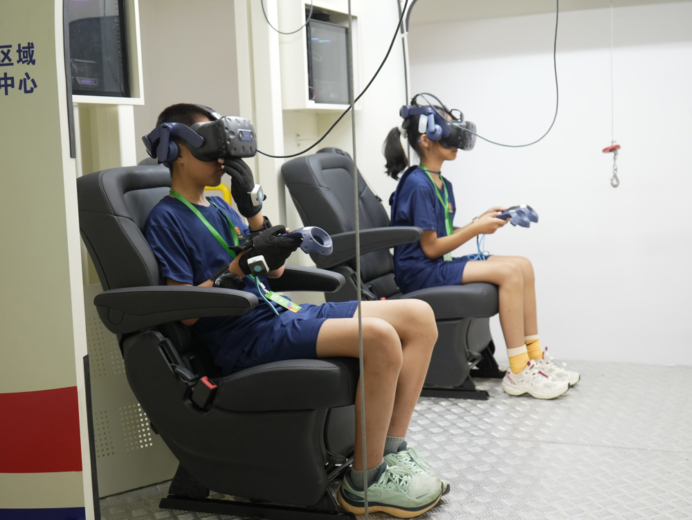 8月17日，四川成都，孩子们在航空训练馆体验VR模拟航空救援。