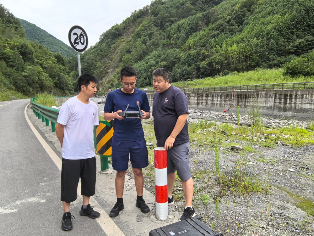 在白羊乡隐患关键点，消防员联合当地政府定期巡航检查