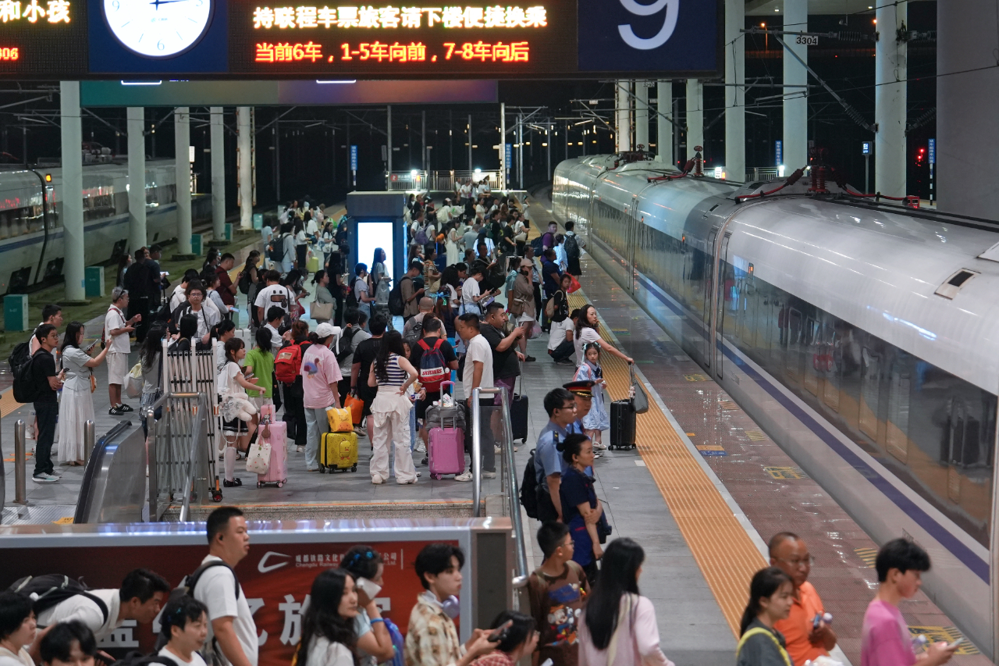 成都东站迎来开学前出行高峰（西南铁路供图）