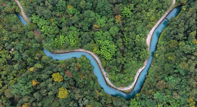 邛崃山脉腹地，一条51.5公里的汛期巡渠路