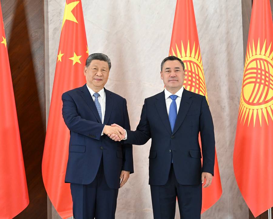 当地时间8月31日上午，吉尔吉斯斯坦总统扎帕罗夫同中国国家主席习近平在比什凯克和谐宫举行会谈。　　新华社记者 谢环驰摄