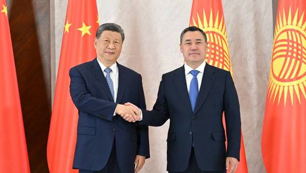 习近平同吉尔吉斯斯坦总统扎帕罗夫会谈
