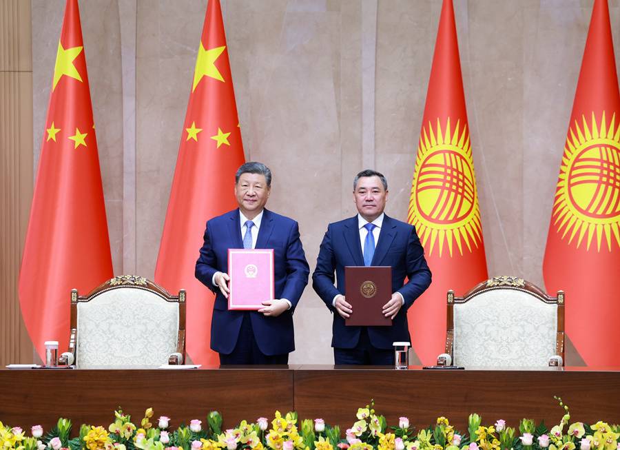 当地时间8月31日上午，吉尔吉斯斯坦总统扎帕罗夫同中国国家主席习近平在比什凯克和谐宫举行会谈。会谈后，两国元首共同签署《中华人民共和国和吉尔吉斯共和国关于高质量发展新时代全面战略伙伴关系的联合宣言》、《中华人民共和国和吉尔吉斯共和国永久睦邻友好合作条约》，见证双方交换投资、交通、海关、友城等领域双边合作文本。　　新华社记者 王 晔摄