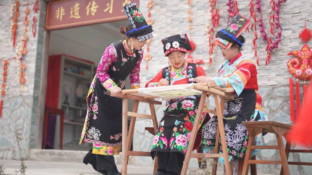 绣娘交流羌绣技艺