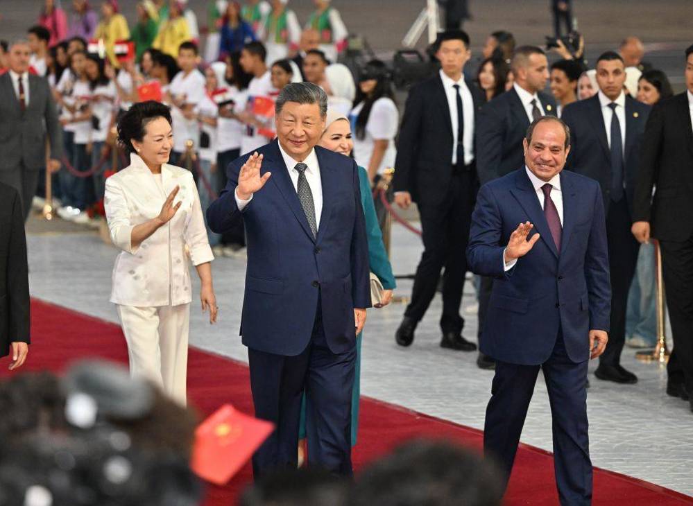 当地时间九月一日晚，国家主席习近平乘专机抵达开罗，应埃及总统塞西邀请，对埃及进行国事访问。习近平和夫人彭丽媛抵达开罗国际机场时，塞西总统夫妇到场热情迎接。　　新华社记者 殷博古摄