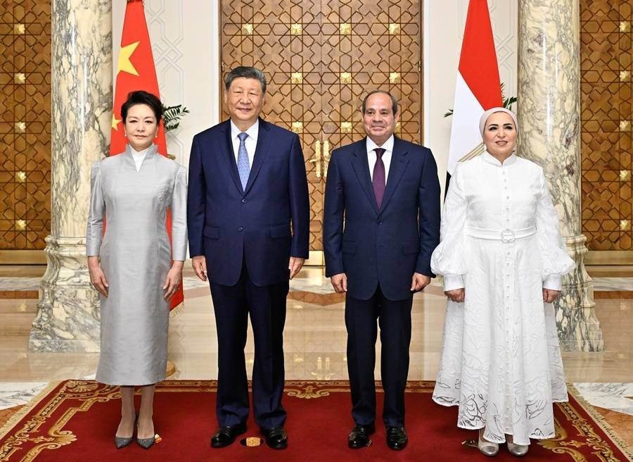 当地时间9月2日上午，埃及总统塞西同中国国家主席习近平在开罗太阳宫举行会谈。这是习近平和夫人彭丽媛同塞西和夫人依缇萨尔在两国国旗前合影。　　新华社记者 殷博古摄