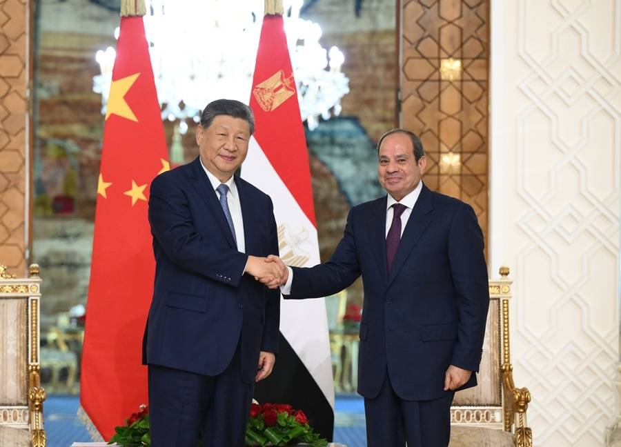 当地时间9月2日上午，埃及总统塞西同中国国家主席习近平在开罗太阳宫举行会谈。会谈后，两国元首共同见证签署共建“一带一路”、人工智能、经贸、产供链合作等领域多项合作文件。　　新华社记者 谢环驰摄